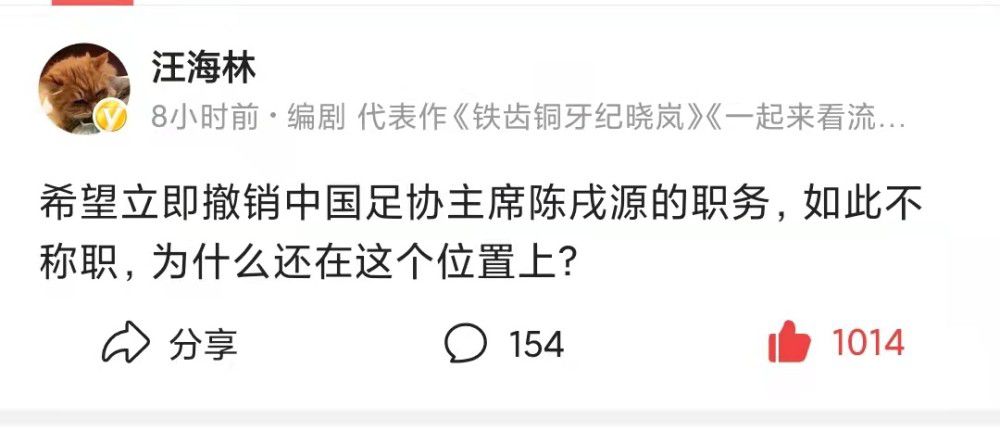 艾玛恬静美好的望向窗外艾玛温婉成熟的个人特质与梅格这个角色完美契合，不得不让人佩服影片选角的独到眼光